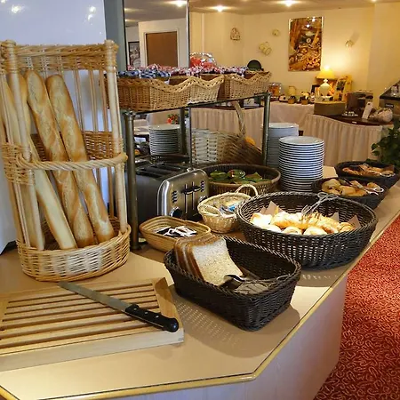 Kyriad Hotel Nemours